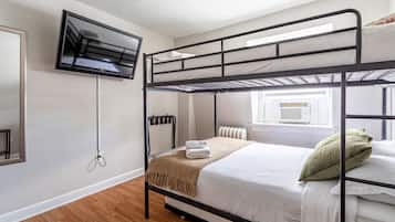 4 chambres, bureau, fer et planche à repasser, lit parapluie