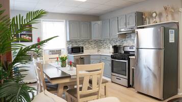 Een koelkast, een magnetron, een oven, een kookplaat