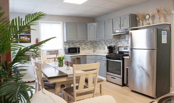 Refrigerador, microondas, horno y parrilla de estufa 