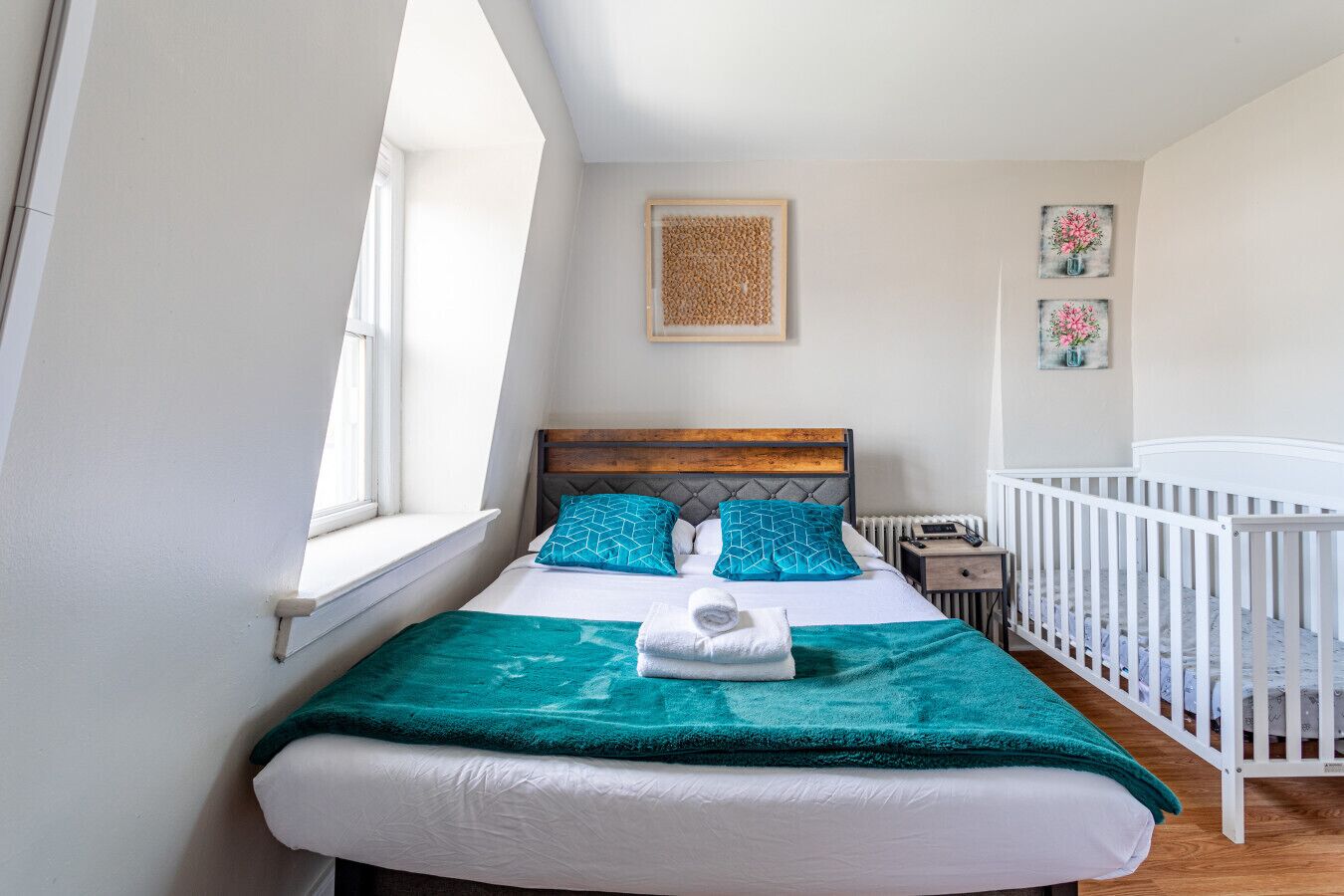 4 chambres, bureau, fer et planche à repasser, lit de bébé portatif