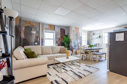 Deluxe 4BR Duplex | Sleeps 16+ | Near NYC