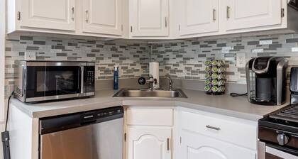 Deluxe 4BR Duplex | Sleeps 16+ | Near NYC, Parking