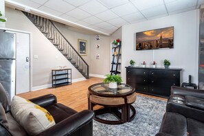 TV, books - Deluxe 4BR Duplex | Sleeps 16+ | Near NYC (Bayonne)