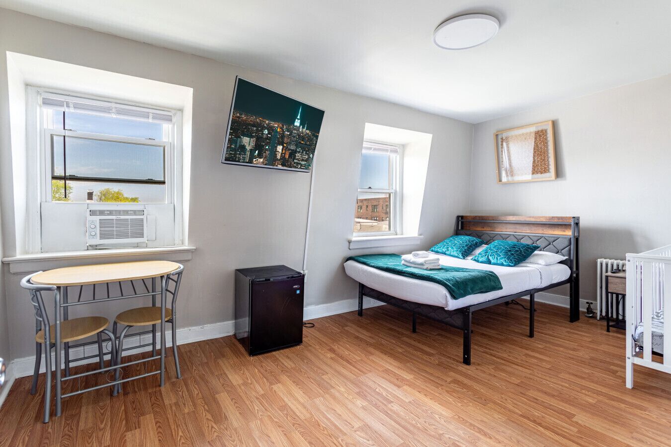 4 bedrooms, desk, iron/ironing board, travel crib