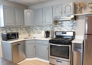 Jääkaappi, mikroaaltouuni, uuni, liesi