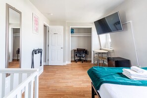 4 slaapkamers, een bureau, een strijkplank/strijkijzer, reisbedje
