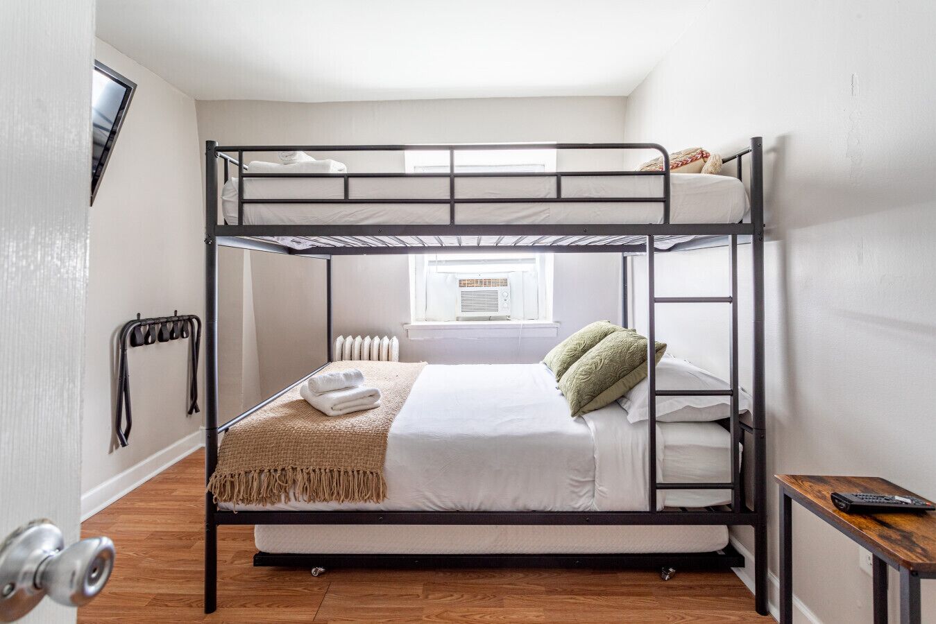 4 habitaciones, escritorio y tabla de planchar con plancha 