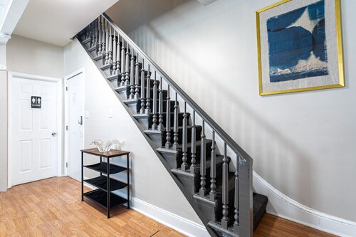 Deluxe 4BR Duplex | Sleeps 16+ | Near NYC