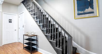 Deluxe 4BR Duplex | Sleeps 16+ | Near NYC