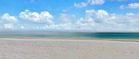 Chaises longues, serviettes de plage