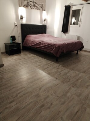 4 slaapkamers, een strijkplank/strijkijzer, gratis wifi, beddengoed