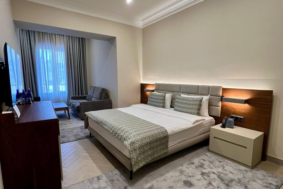 Kamar Double Superior | Seprai premium, busa memori, brankas, dan meja kerja