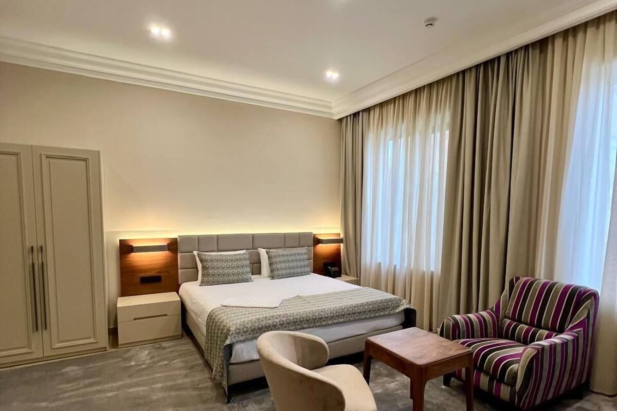 Kamar Triple Keluarga, 2 kamar tidur | Seprai premium, busa memori, brankas, dan meja kerja