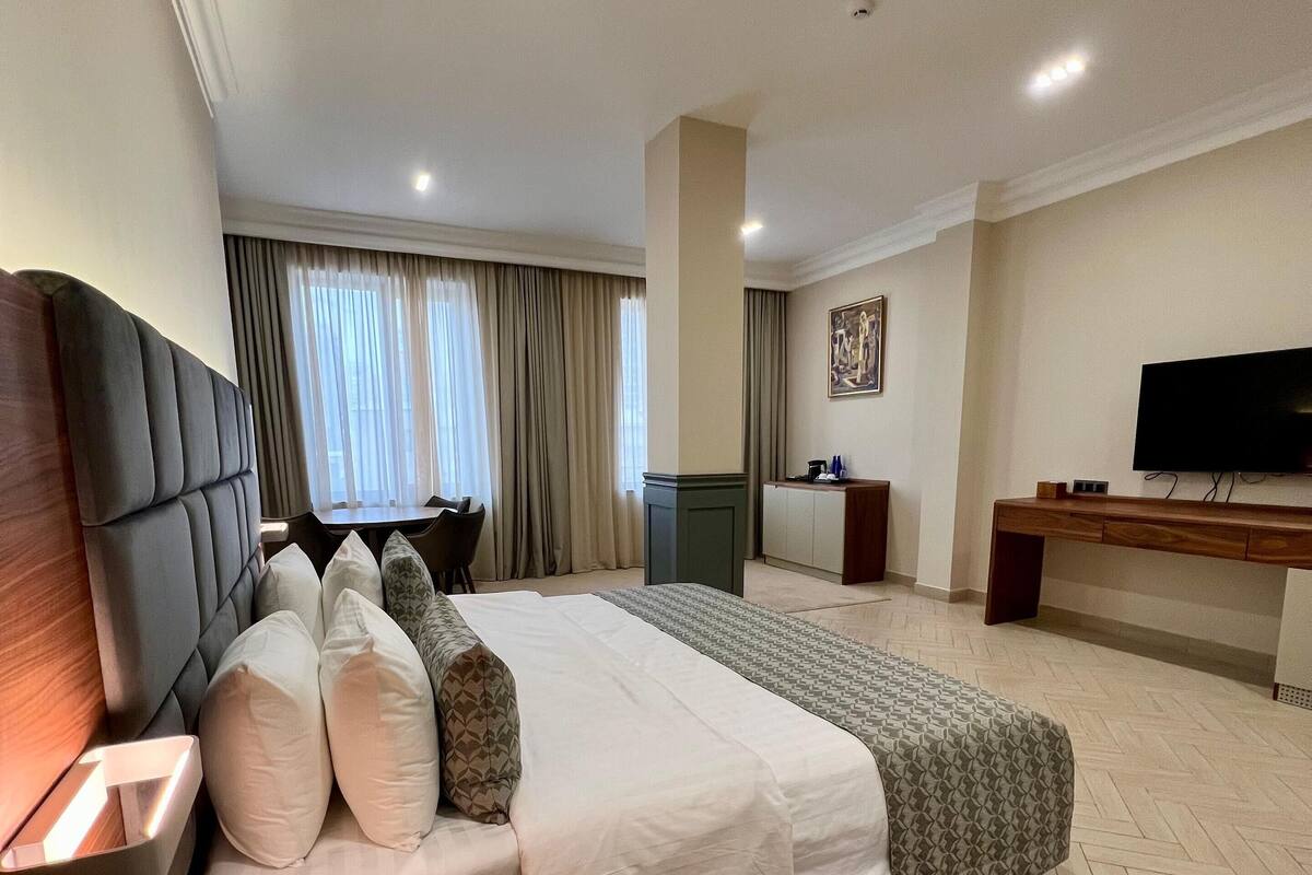 Kamar Double Mewah | Seprai premium, busa memori, brankas, dan meja kerja
