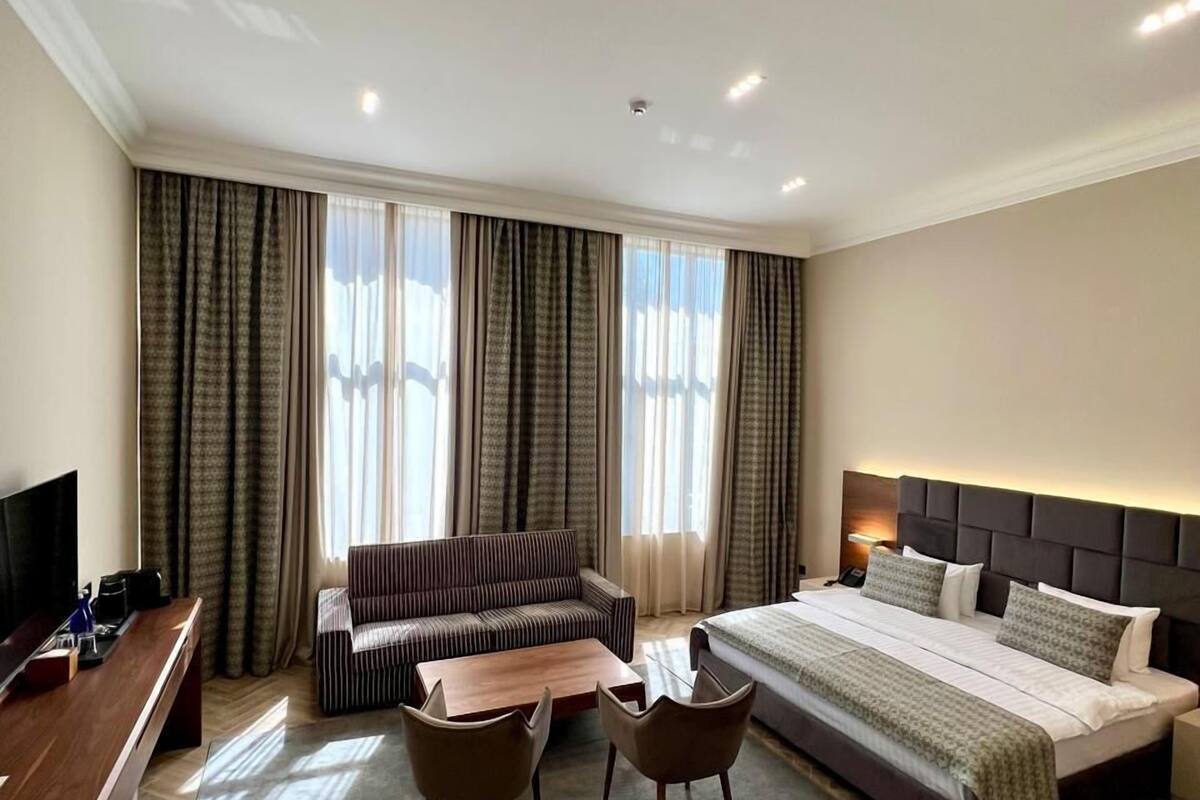 Kamar Double Mewah, 1 Tempat Tidur King dengan tempat tidur Sofa, Bebas Asap Rokok | Seprai premium, busa memori, brankas, dan meja kerja