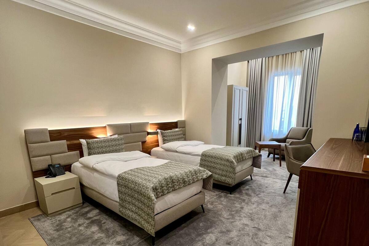 Kamar Twin Comfort | Seprai premium, busa memori, brankas, dan meja kerja
