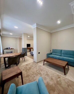 Phòng đôi Cao cấp | Bộ đồ giường cao cấp, nệm cao su hoạt tính (memory foam) 