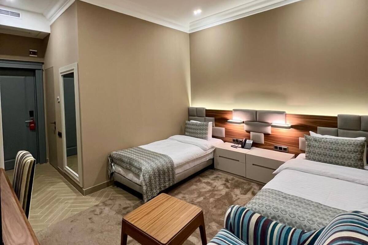 Kamar Twin Standar | Seprai premium, busa memori, brankas, dan meja kerja
