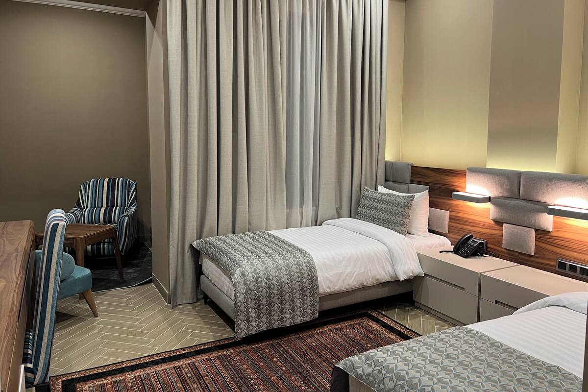 Kamar Twin Superior | Seprai premium, busa memori, brankas, dan meja kerja