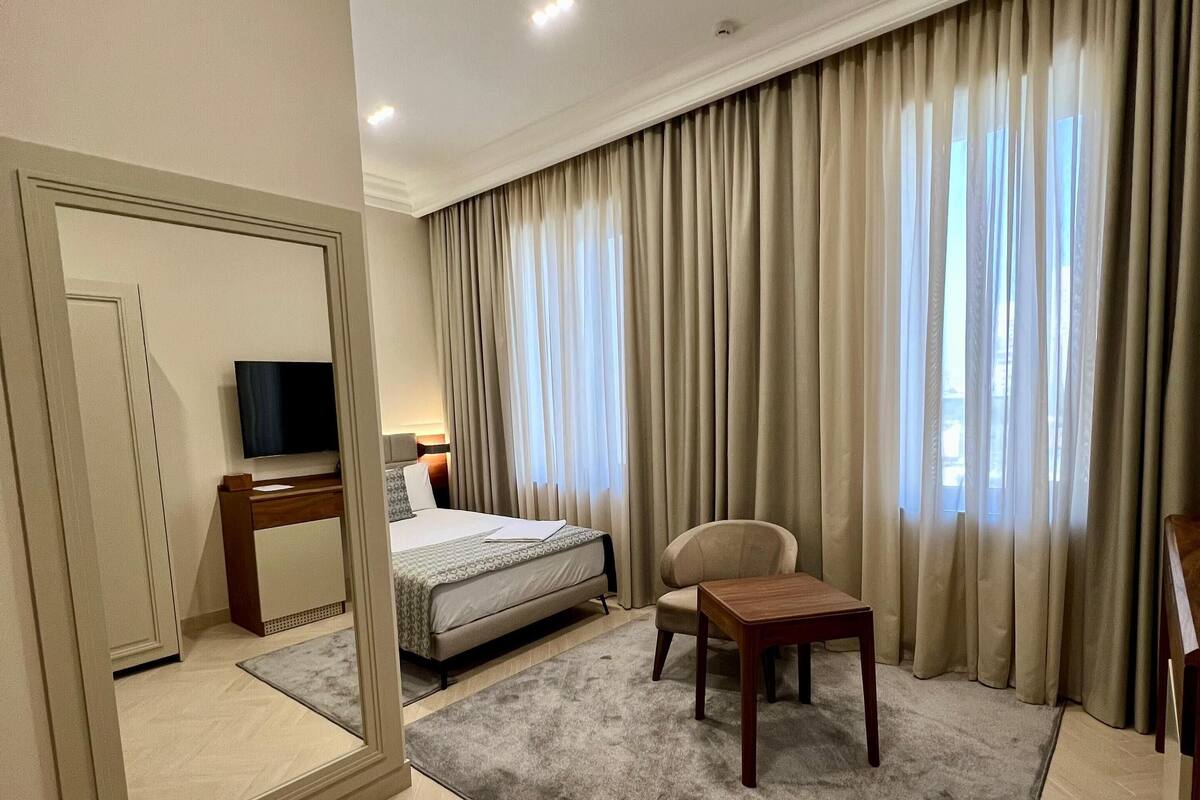 Kamar Single Standar, pemandangan halaman | Seprai premium, busa memori, brankas, dan meja kerja