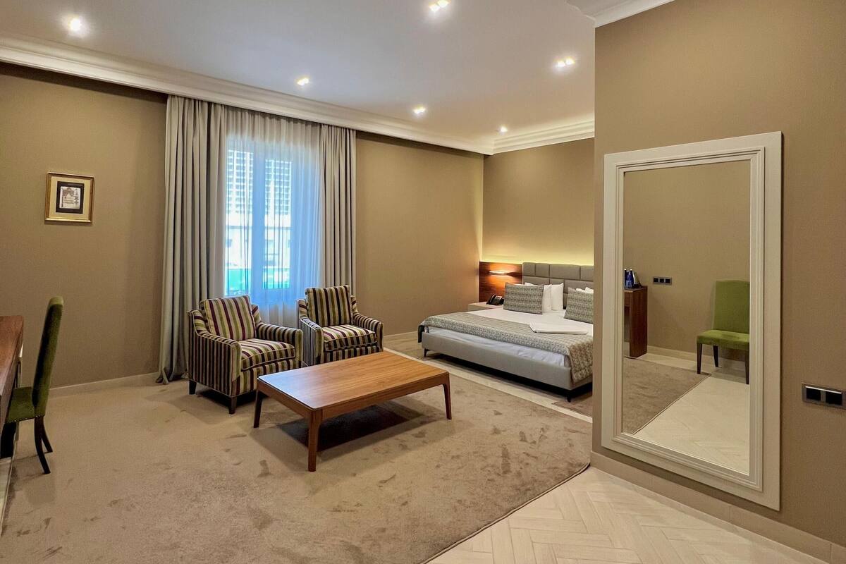 Kamar Double Deluks, pemandangan halaman | Seprai premium, busa memori, brankas, dan meja kerja
