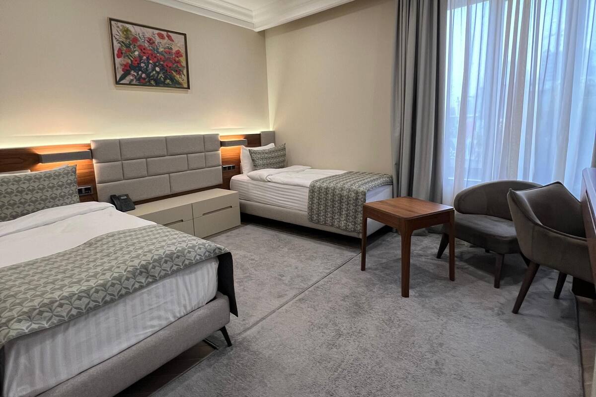 Kamar Twin Standar | Seprai premium, busa memori, brankas, dan meja kerja