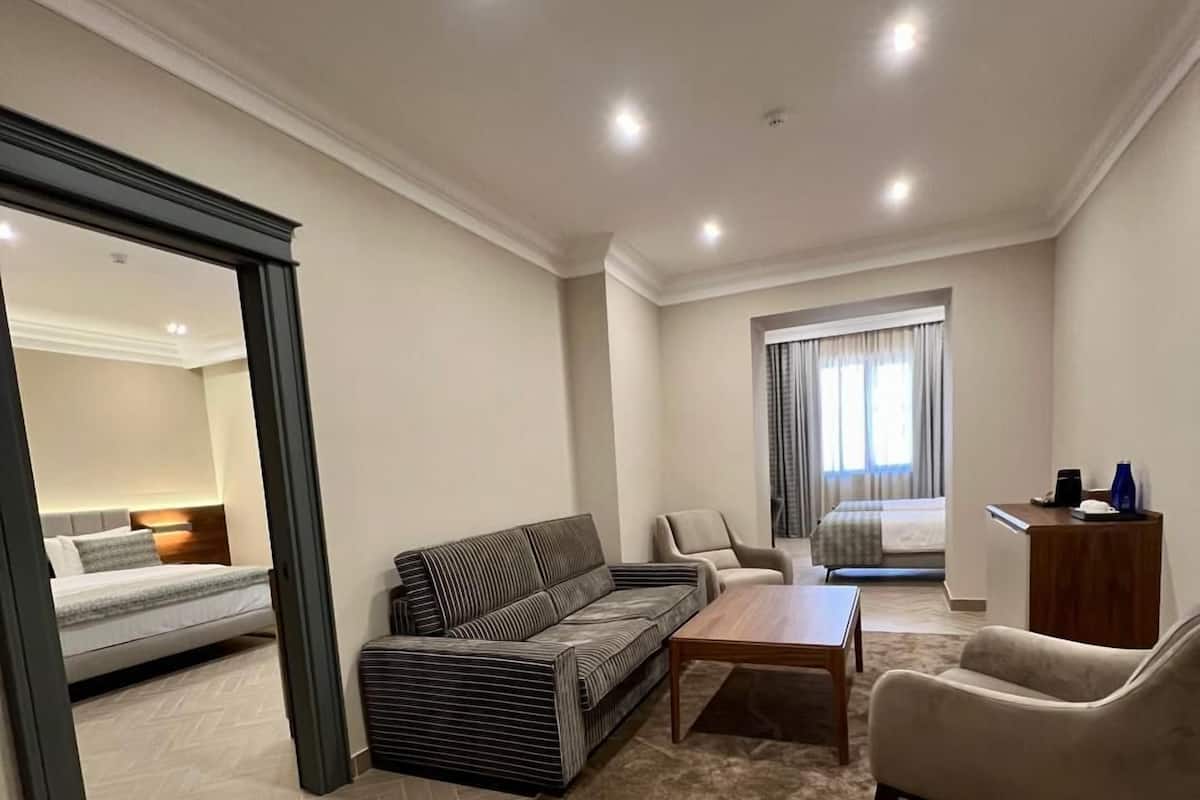 Familie suite, 2 slaapkamers | 1 slaapkamer, luxe beddengoed, bedden met traagschuimmatras
