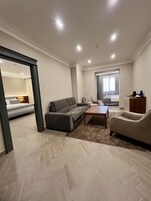 Familie suite, 2 slaapkamers | Luxe beddengoed, bedden met traagschuimmatras, een kluis op de kamer