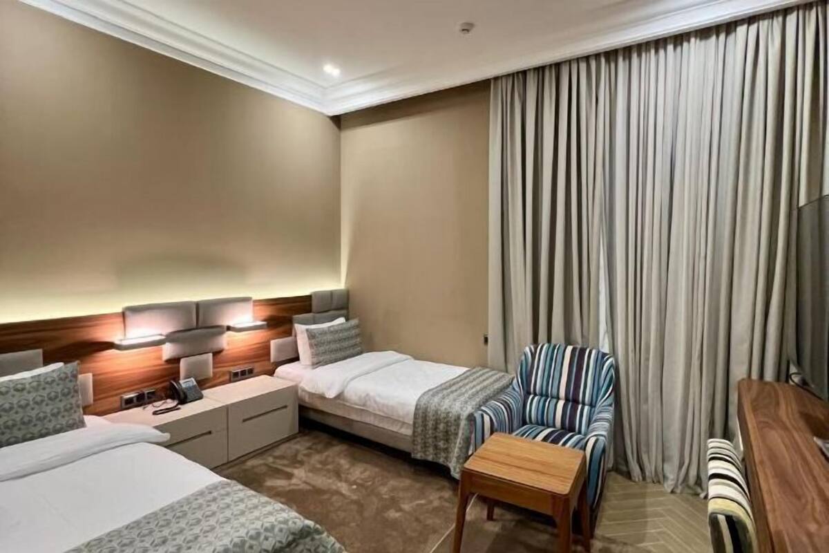 Seprai premium, busa memori, brankas, dan meja kerja