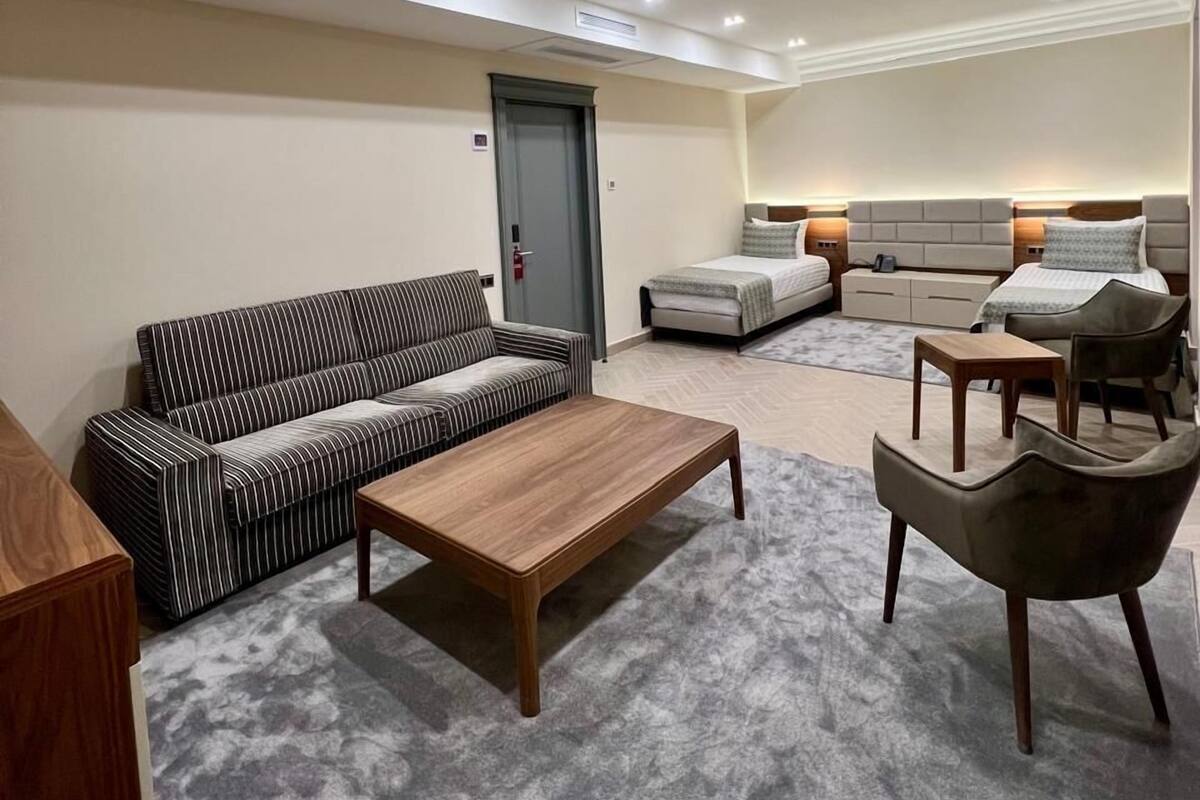 Kamar Twin Deluks | Seprai premium, busa memori, brankas, dan meja kerja