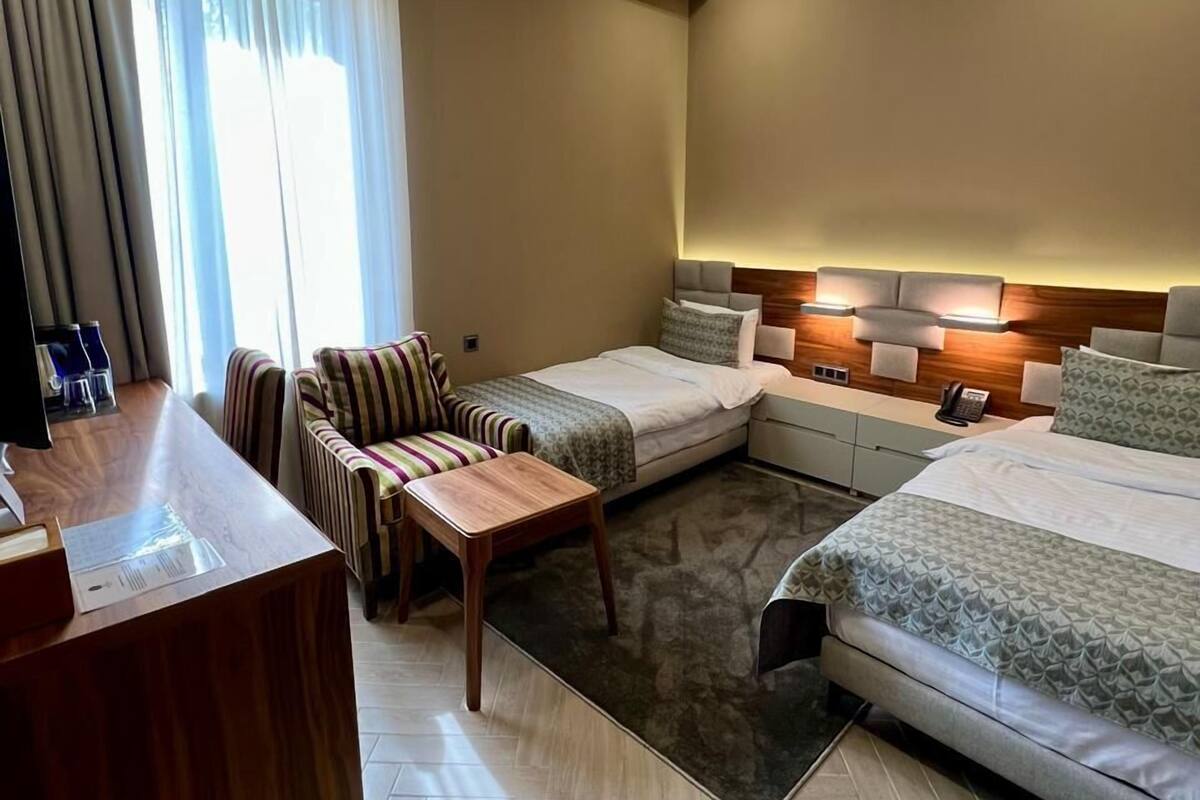 Kamar Twin Standar | Seprai premium, busa memori, brankas, dan meja kerja