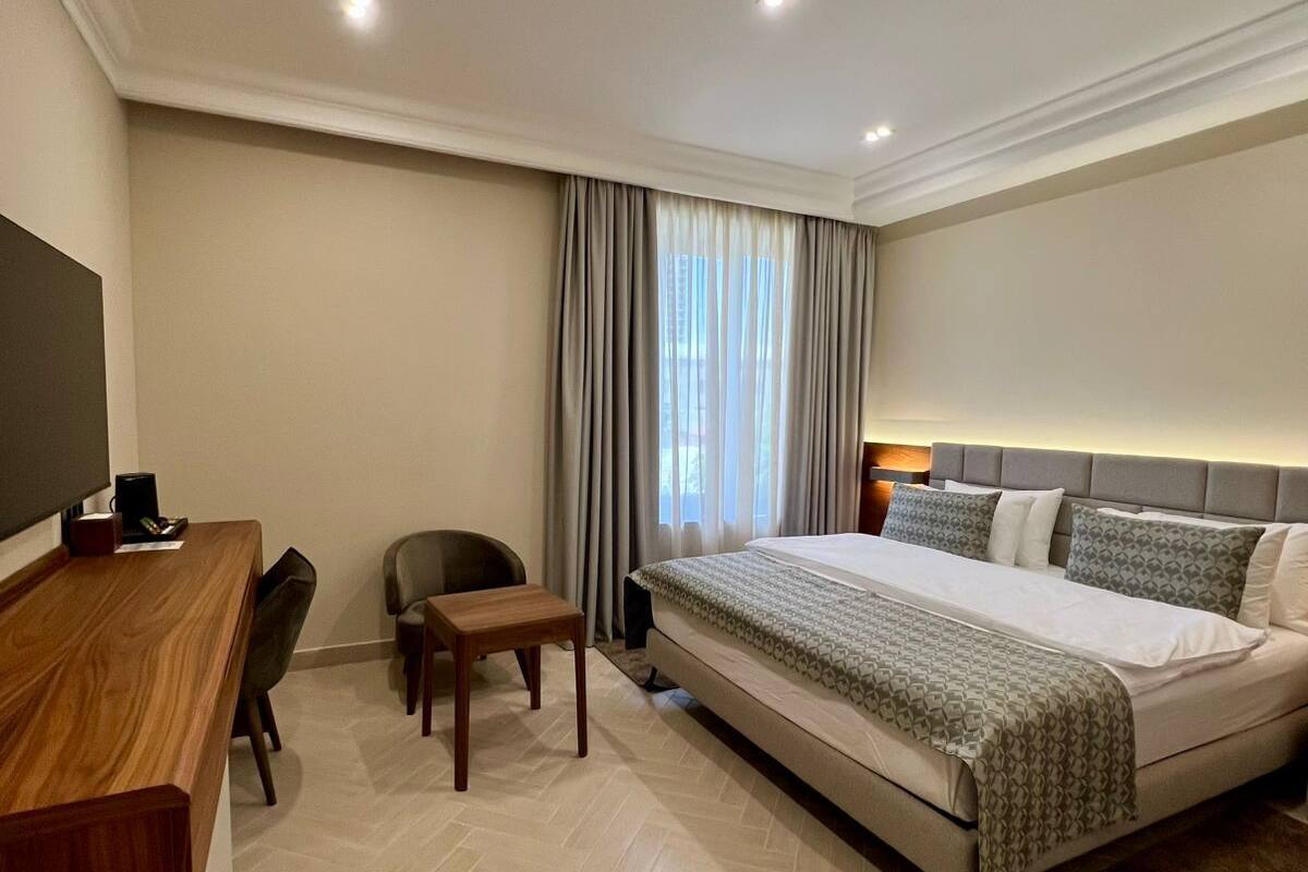 Kamar Double Standar | Seprai premium, busa memori, brankas, dan meja kerja