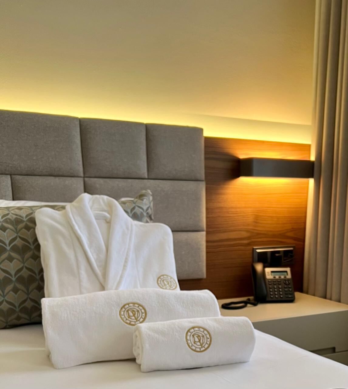 أغطية فراش متميزة وأسرّة بإسفنج يتكيف مع شكل الجسم وخزنة داخل الغرفة