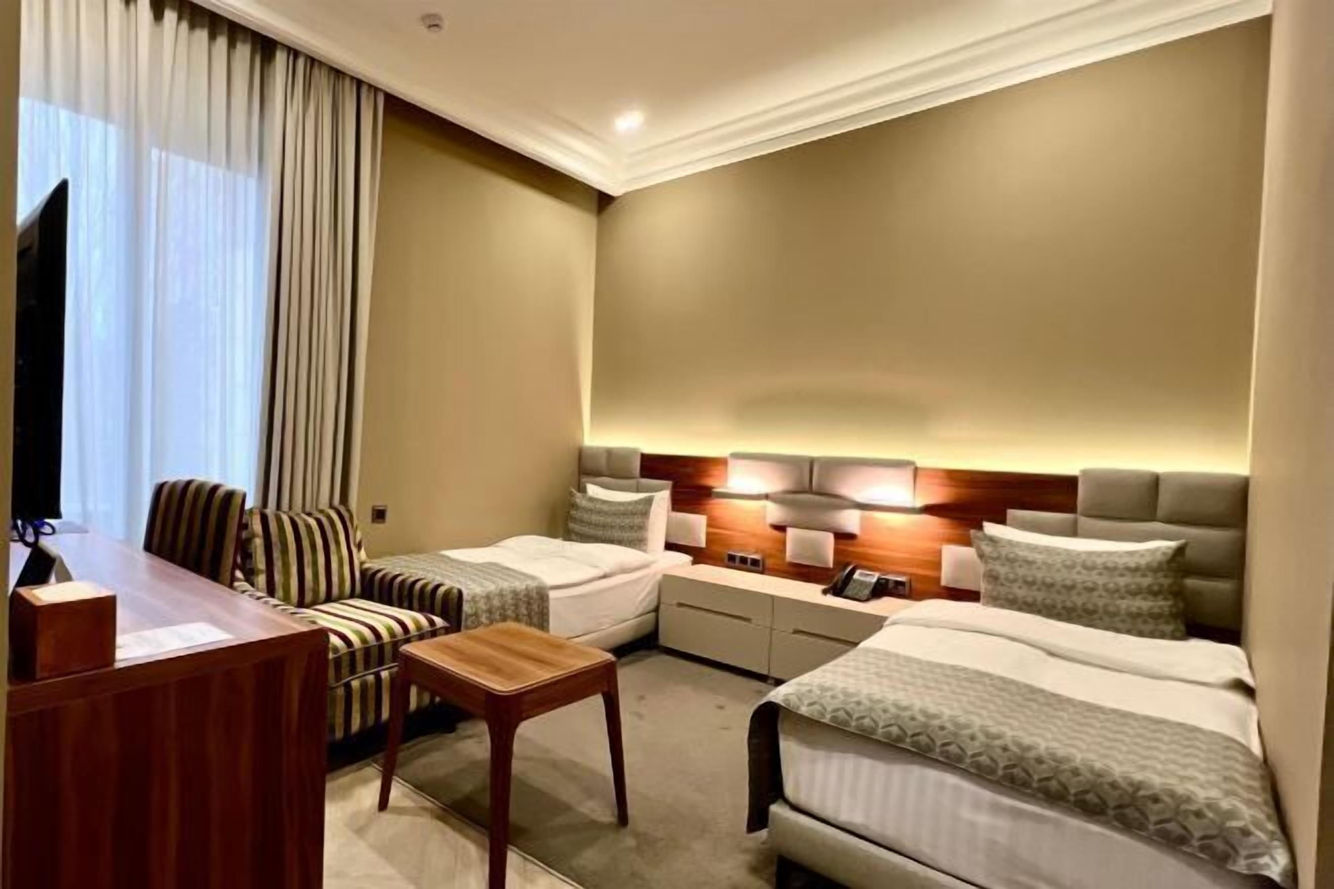 Sengetøy av topp kvalitet, memory foam-senger og safe på rommet