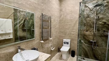 Habitació doble de luxe, 1 llit de matrimoni gran i sofà llit, no fumadors | Bany | Dutxa, capçal de dutxa tipus cascada i articles de tocador gratuïts