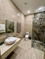 Luxe tweepersoonskamer, 1 kingsize bed met slaapbank, niet-roken | Badkamer | Een douche, een regendouche, gratis toiletartikelen, een haardroger