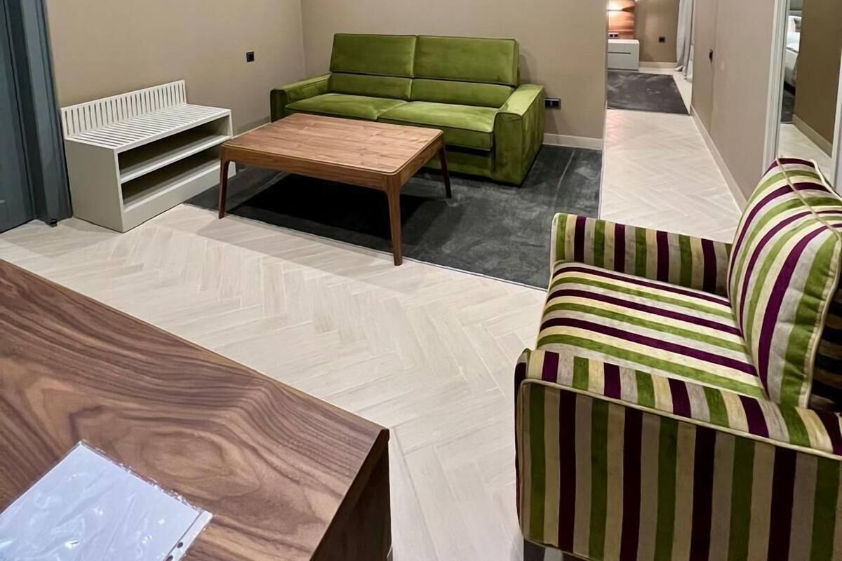 Kamar Deluks | Seprai premium, busa memori, brankas, dan meja kerja