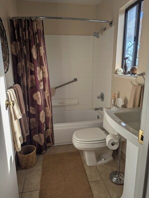 ヘアドライヤー、タオル、石鹸、トイレットペーパー