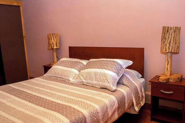 Standard Tek Büyük Yataklı Oda, 1 Çift Kişilik Yatak, Özel Banyo, Avlu Manzaralı | Odada kasa, güneşlik/perde, ücretsiz kablosuz İnternet, çarşaf takımı 