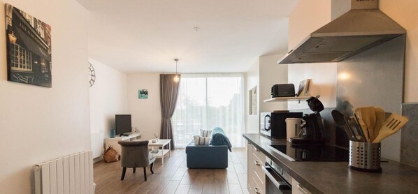 Réfrigérateur, micro-ondes, lave-vaisselle, chaise haute