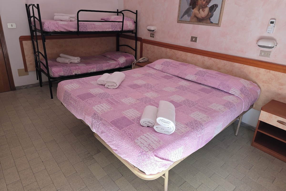 Chambre Quadruple Confort, balcon | Coffres-forts dans les chambres, Wi-Fi gratuit, draps fournis