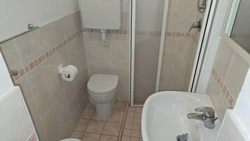 Einzelzimmer, Balkon | Badezimmer | Dusche, Haartrockner, Handtücher, Seife