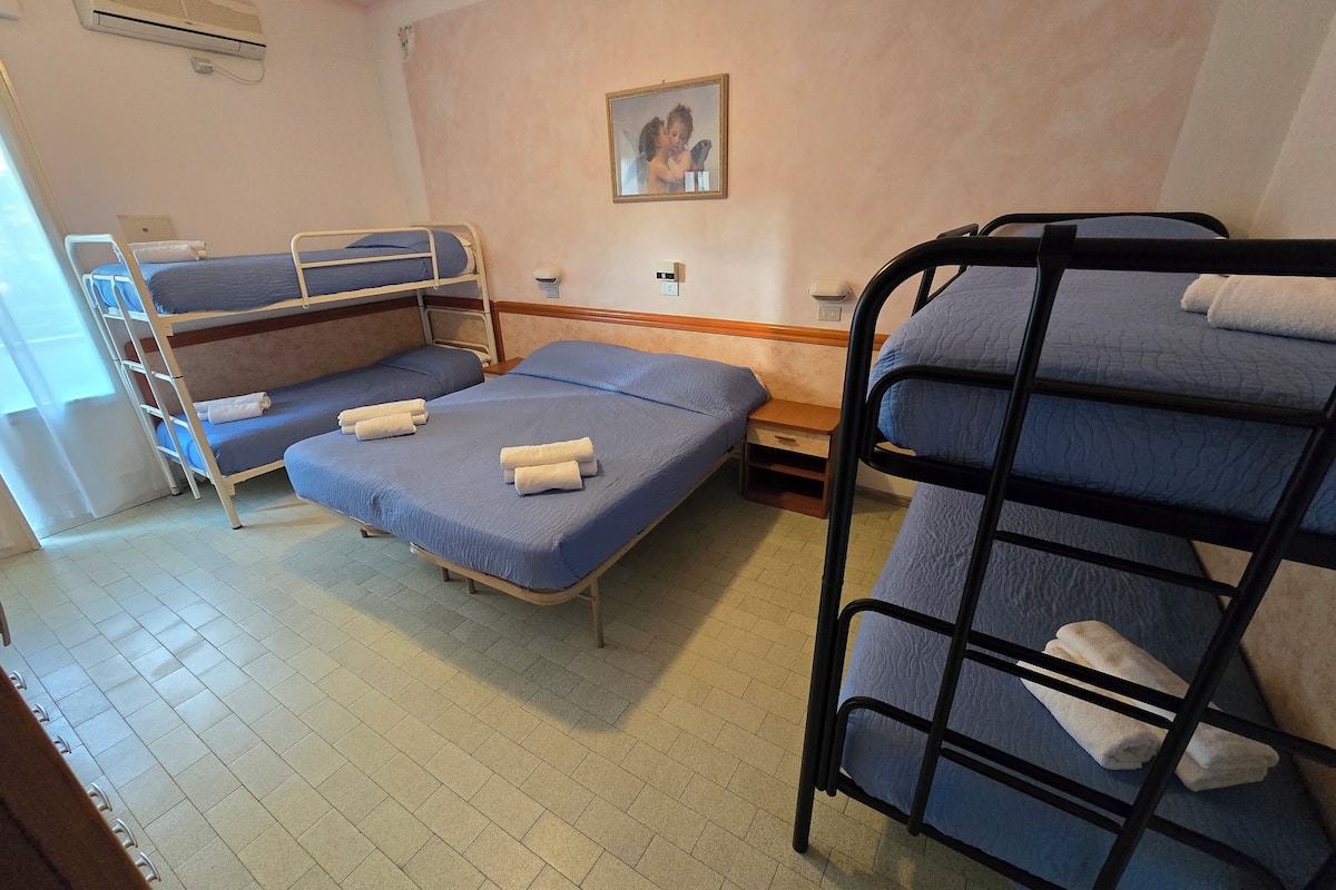 Chambre Confort, balcon | Coffres-forts dans les chambres, Wi-Fi gratuit, draps fournis