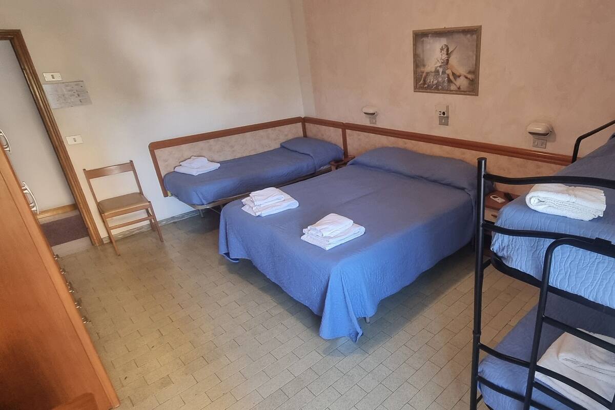 Chambre Confort, balcon | Coffres-forts dans les chambres, Wi-Fi gratuit, draps fournis