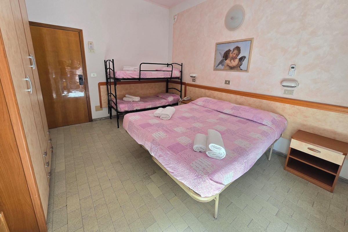 Chambre Quadruple Confort, balcon | Coffres-forts dans les chambres, Wi-Fi gratuit, draps fournis