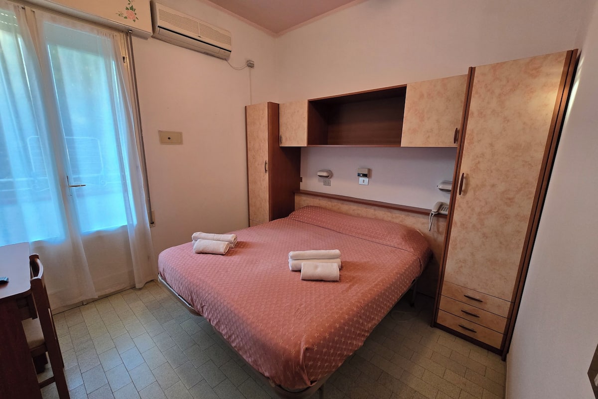 Chambre Double Confort, balcon | Coffres-forts dans les chambres, Wi-Fi gratuit, draps fournis