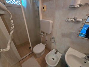 舒适客房, 阳台 | 浴室 | 淋浴设施、吹风机、毛巾、肥皂