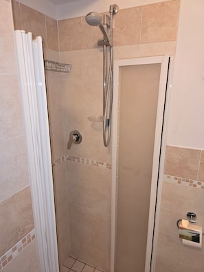 Douche, sèche-cheveux, serviettes fournies, savon