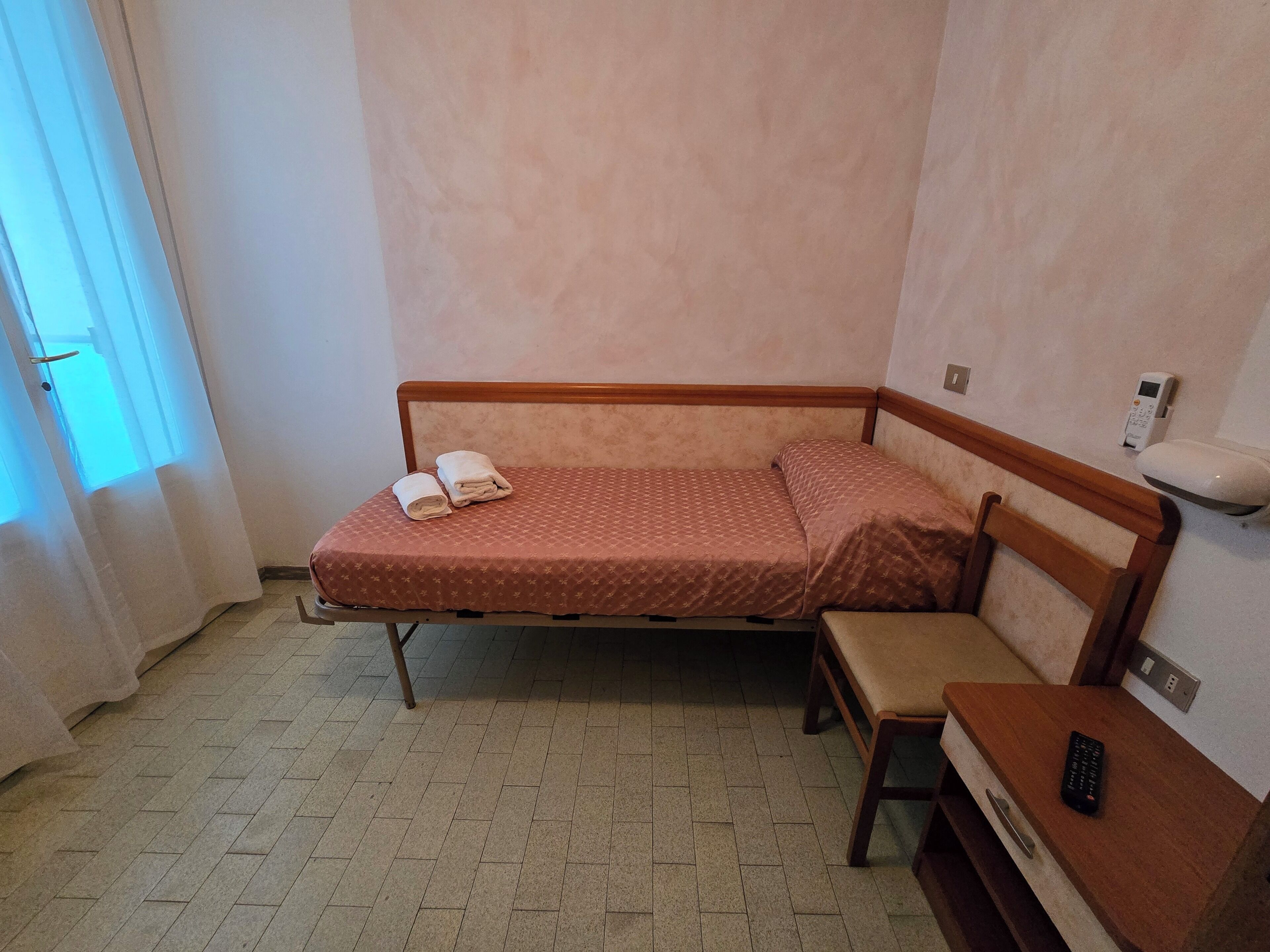 Single Room, Balcony | In-room safe, free WiFi, bed sheets