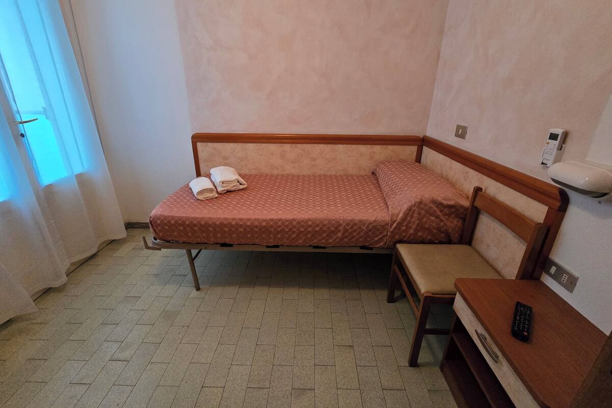 Single Room, Balcony | In-room safe, free WiFi, bed sheets